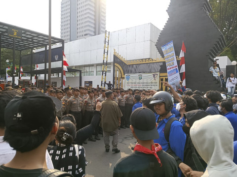 Sejumlah mahasiswa melakukan unjuk rasa di depan Polda Metro Jaya, Jakarta, Jumat (29/8/2025). Foto: Giovanni/kumparan
