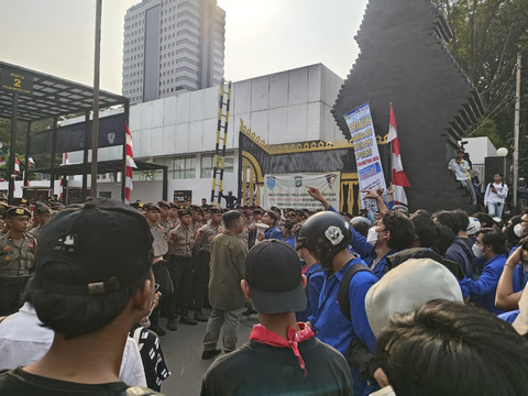 Sejumlah mahasiswa melakukan unjuk rasa di depan Polda Metro Jaya, Jakarta, Jumat (29/8/2025). Foto: Giovanni/kumparan