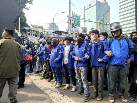 Sejumlah mahasiswa melakukan unjuk rasa di depan Polda Metro Jaya, Jakarta, Jumat (29/8/2025). Foto: Giovanni/kumparan