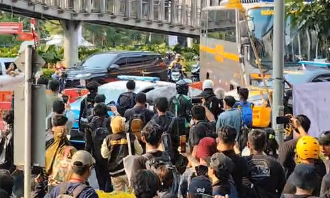 Mobil polisi jadi sasaran amukan massa di Polda Metro Jaya, Jakarta Selatan, Jumat (29/8). Foto: Jonathan Devin/kumparan