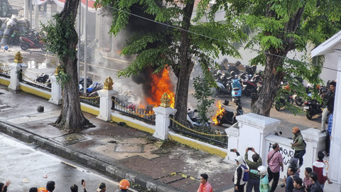 Sejumlah motor di samping Gedung Grahadi Surabaya terbakar pada Jumat (29/8/2025). Foto: Farusma Okta Verdian/kumparan