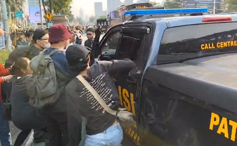Mobil polisi jadi sasaran amukan massa demo di Polda Metro Jaya, Jakarta Selatan, Jumat (29/8). Foto: Jonathan Devin/kumparan