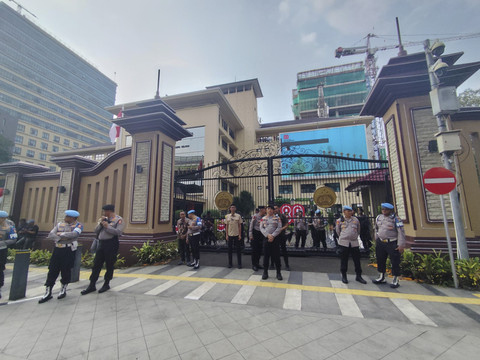 Sejumlah massa melakukan unjuk rasa di depan Mabes Polri, Jakarta, Jumat (29/8/2025). Foto: Rachmadi Rasyad/kumparan