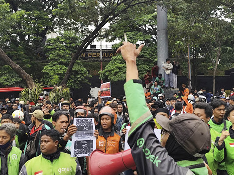 Masaa aksi melakukan unjuk rasa di depan Polda Jawa Tengah, Kota Semarang, Jumat (29/8/2025). Foto: Intan Alliva Khansa/kumparan