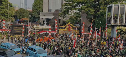 Pengunjuk rasa mulai mendatangi Mapolda Metro Jaya, Jumat (29/8). Foto: Jonathan Devin/kumparan