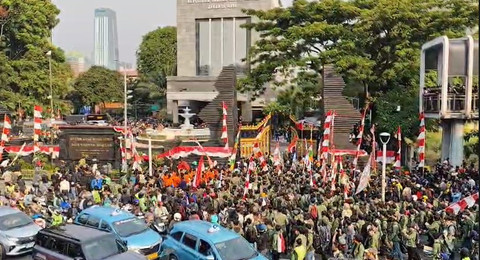 Pengunjuk rasa mulai mendatangi Mapolda Metro Jaya, Jumat (29/8). Foto: Jonathan Devin/kumparan