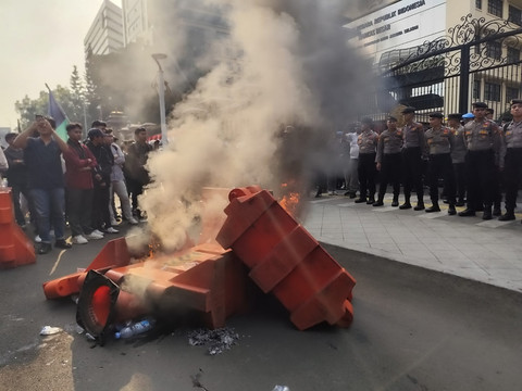 Massa membakar ban dan traffic cone di depan Mabes Polri, Jumat (29/8/2025). Foto: Rachmadi Rasyad/kumparan