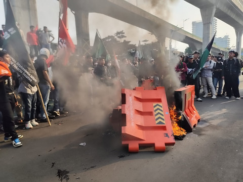 Massa membakar ban dan traffic cone di depan Mabes Polri, Jumat (29/8/2025). Foto: Rachmadi Rasyad/kumparan