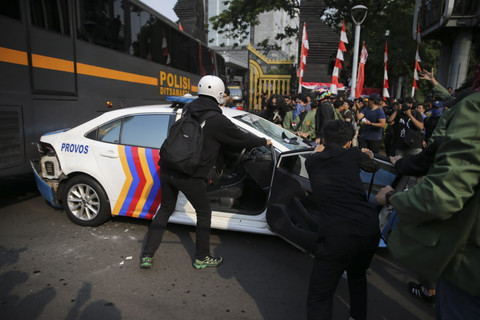 Sejumlah mahasiswa hancurkan mobil provos di depan Polda Metro Jaya, Jakarta, Jumat (29/8/2025). Foto: Aditia Noviansyah/kumparan