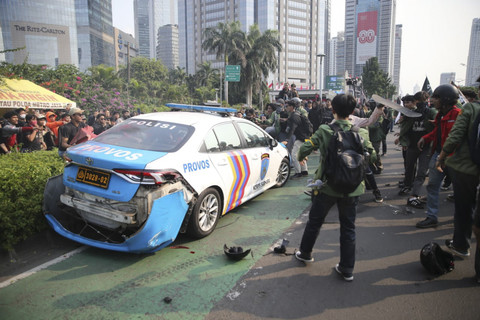 Sejumlah mahasiswa hancurkan mobil provos di depan Polda Metro Jaya, Jakarta, Jumat (29/8/2025). Foto: Aditia Noviansyah/kumparan