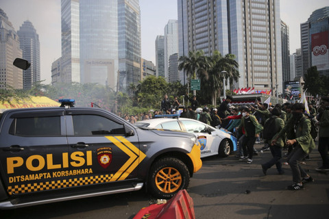 Sejumlah mahasiswa hancurkan mobil provos di depan Polda Metro Jaya, Jakarta, Jumat (29/8/2025). Foto: Aditia Noviansyah/kumparan