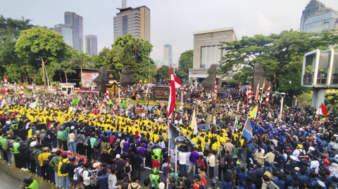 Ratusan mahasiswa terus berdatangan memadati depan Polda Metro Jaya, Jakarta, Jumat (29/8/2025). Foto: Jonathan Devin/kumparan