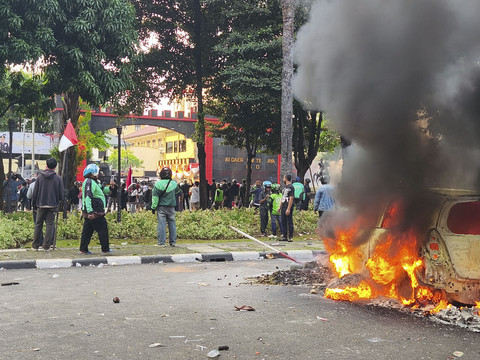 Sejumlah massa aksi terlibat kericuhan hingga membakar mobil di depan Mako Brimob Kwitang, Jakarta Pusat, Jumat (29/8/2025). Foto: Thomas Bosco/kumparan