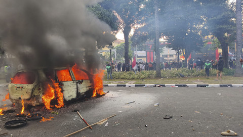 Sejumlah massa aksi terlibat kericuhan hingga membakar mobil di depan Mako Brimob Kwitang, Jakarta Pusat, Jumat (29/8/2025). Foto: Thomas Bosco/kumparan