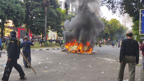 Sejumlah massa aksi terlibat kericuhan hingga membakar mobil di depan Mako Brimob Kwitang, Jakarta Pusat, Jumat (29/8/2025). Foto: Thomas Bosco/kumparan
