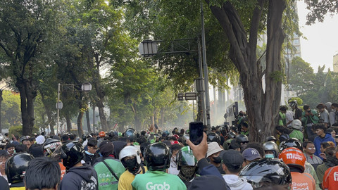 Suasana saat aksi unjuk rasa di depan Mako Brimob Polda Metro Jaya, Kwitang, Jakarta, Jumat (29/8/2025). Foto: Rayyan Farhansyah/kumparan