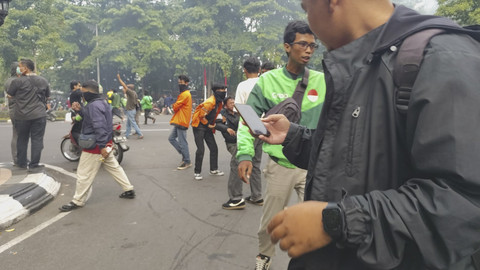 Massa aksi terlibat kericuhan dengan aparat keamanan di depan Polda Jawa Tengah, Semarang, Jumat (29/8/2025). Foto: Intan Alliva Khansa/kumparan