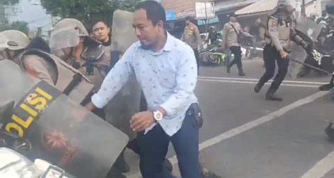 Demo Ojol-Mahasiswa di Polres Karawang, Jumat (29/8) ricuh. Foto: Istimewa