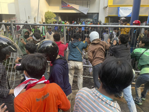 Massa aksi membawa barang-barang yang diambil dari gedung di belakang Halte Kramat Kwitang, Jakarta, Jumat (29/8/2025). Foto: Darryl Ramadhan/kumparan