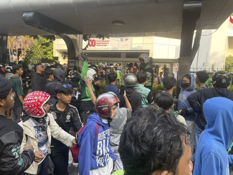 Massa aksi membawa barang-barang yang diambil dari gedung di belakang Halte Kramat Kwitang, Jakarta, Jumat (29/8/2025). Foto: Darryl Ramadhan/kumparan