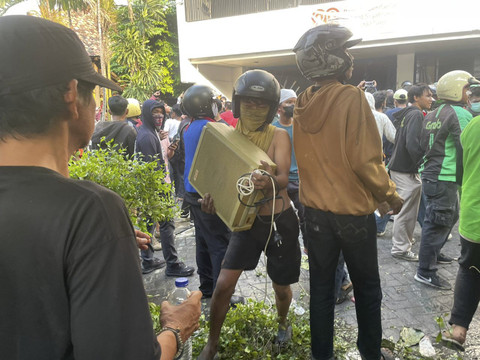 Massa aksi membawa barang-barang yang diambil dari gedung di belakang Halte Kramat Kwitang, Jakarta, Jumat (29/8/2025). Foto: Darryl Ramadhan/kumparan