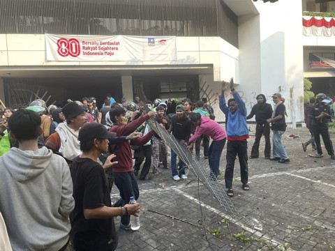 Massa aksi membawa barang-barang yang diambil dari gedung di belakang Halte Kramat Kwitang, Jakarta, Jumat (29/8/2025). Foto: Darryl Ramadhan/kumparan