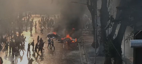 Sejumlah motor dibakar di depan Gedung Grahadi Surabaya, Jumat (29/8). Foto: Farusma Okta Verdian/kumparan