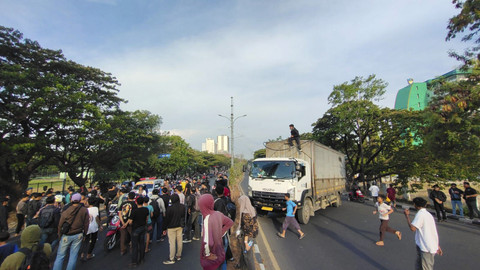 Sejumlah massa aksi melakukan unjuk rasa di Kota Makassar, Sulawesi Selatan, Jumat (29/8/2025). Foto: kumparan