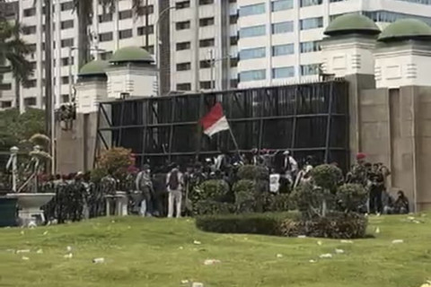 Sejumlah massa aksi di kawasan Gerbang Gedung Parlemen, Jakarta, Jumat (29/8/2025). Foto: Haya Syahira/kumparan