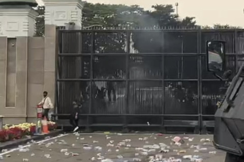 Sejumlah massa aksi di kawasan Gerbang Gedung Parlemen, Jakarta, Jumat (29/8/2025). Foto: Haya Syahira/kumparan