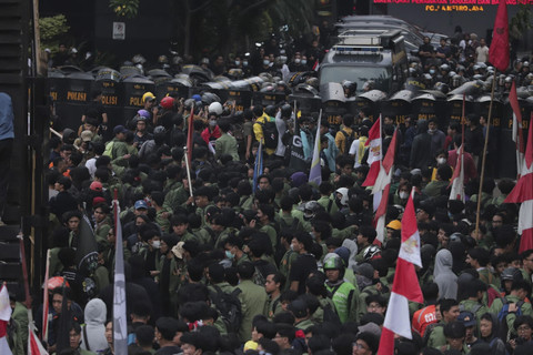 Sejumlah massa melakukan unjuk rasa di depan gerbang Polda Metro Jaya, Jakarta, Jumat (29/8/2025). Foto: Iqbal Firdaus/kumparan