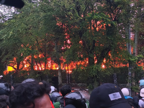 Massa membakar Wisma MPR yang berada di depan DPRD Jabar. dok Linda Lestari/kumparan