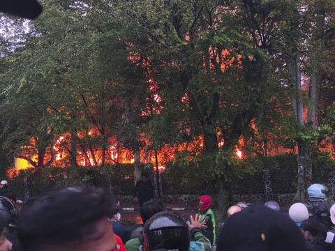 Wisma MPR di depan DPRD Jabar dibakar massa aksi di Bandung, Kamis (29/08/2025). Foto: Linda Lestari/kumparan