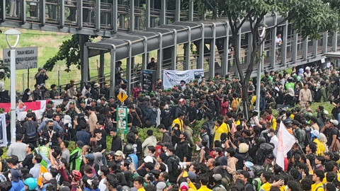 TNI datangi massa demo di Polda Metro Jaya, Jakarta Selatan, Jumat (29/8). Foto: Jonathan Devin/kumparan