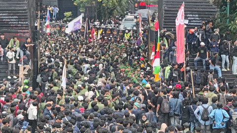 TNI datangi massa demo di Polda Metro Jaya, Jakarta Selatan, Jumat (29/8). Foto: Jonathan Devin/kumparan