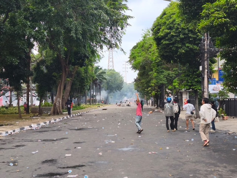 Suasana terkini di kawasan Mako Brimob Kwitang, Jakpus yang masih dikepung massa, Jumat (29/8). Foto: Thomas Bosco/kumparan