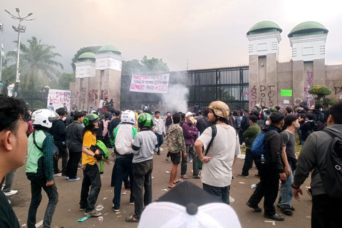 Massa demo masih bertahan di depan Gedung DPR/MPR, Jakarta, Jumat (29/8/2025). Foto: Giovanni/kumparan