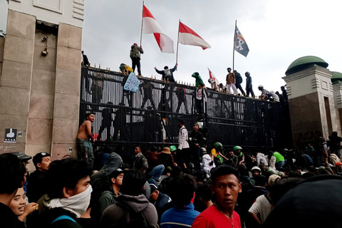 Massa demo masih bertahan di depan Gedung DPR/MPR, Jakarta, Jumat (29/8/2025). Foto: Giovanni/kumparan