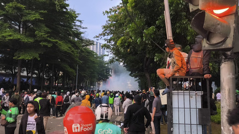 Sejumlah truk TNI mengangkut satuan Kopasgat disambut massa aksi di Mako Brimob Kwitang, Jakarta Pusat, Jumat (29/8/2025). Foto: Thomas Bosco/kumparan