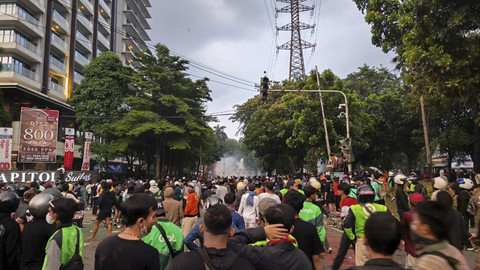 Massa aksi di Mako Brimob Kwitang, Jakarta Pusat, Jumat (29/8/2025). Foto: Thomas Bosco/kumparan