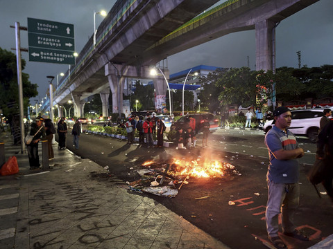 Sejumlah massa aksi melakukan pembakaran di depan Mabes Polri, Jakarta, Jumat (29/8/2025). Foto: Rachmadi Rasyad/kumparan