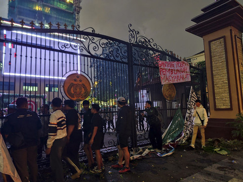 Sejumlah massa aksi di depan Mabes Polri, Jakarta, Jumat (29/8/2025). Foto: Rachmadi Rasyad/kumparan