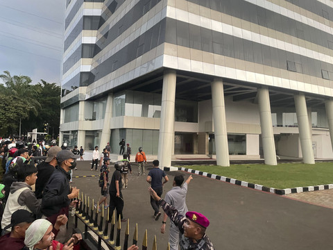 Sejumlah massa aksi ditembaki gas air mata saat unjuk rasa di kawasan Kwitang, Jakarta, Jumat (29/8/2025). Foto: Darryl Ramadhan/kumparan