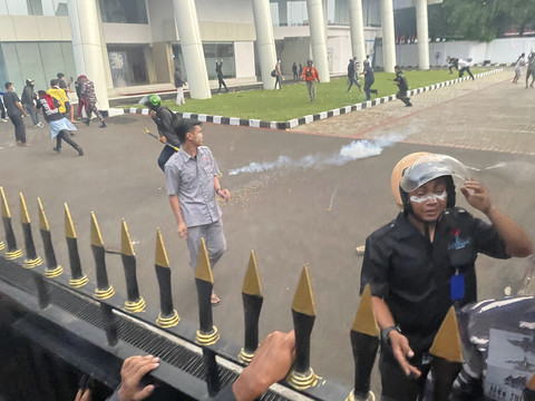 Sejumlah massa aksi ditembaki gas air mata saat unjuk rasa di kawasan Kwitang, Jakarta, Jumat (29/8/2025). Foto: Darryl Ramadhan/kumparan