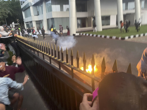 Sejumlah massa aksi ditembaki gas air mata saat unjuk rasa di kawasan Kwitang, Jakarta, Jumat (29/8/2025). Foto: Darryl Ramadhan/kumparan