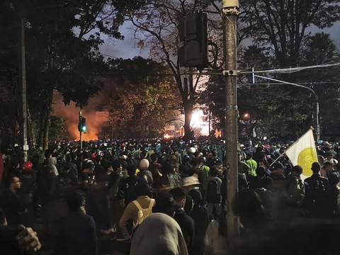 Suasana aksi unjuk rasa di depan gedung DPRD Jawa Barat menjelang malam, Jumat (29/8/2025). Foto: Linda Lestari/kumparan