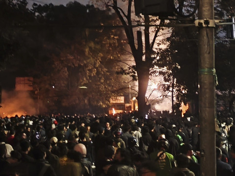 Suasana aksi unjuk rasa di depan gedung DPRD Jawa Barat menjelang malam, Jumat (29/8/2025). Foto: Linda Lestari/kumparan
