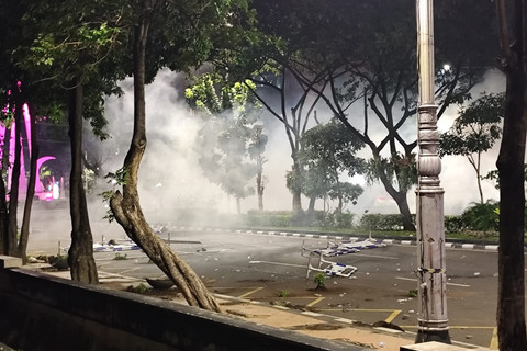 Polisi membubarkan massa demo di Semarang, Jumat (29/8/2025). Foto: Intan Alliva Khansa/kumparan