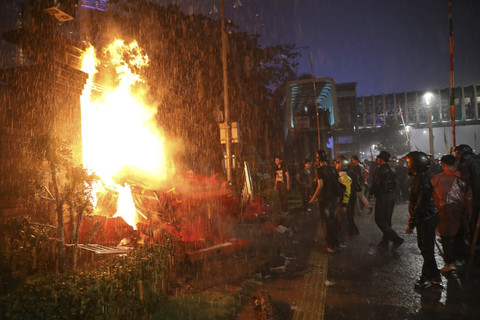 Sejumlah massa aksi membakar separator jalan di depan gerbang Polda Metro Jaya, Jakarta, Jumat (29/8/2025). Foto: Ad... </div>
<div class=