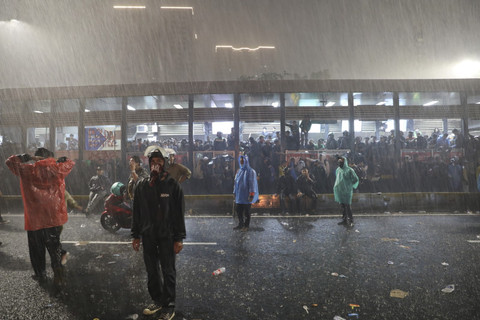 Sejumlah massa aksi bertahan ditengah guyuran hujan di depan gerbang Polda Metro Jaya, Jakarta, Jumat (29/8/2025). Foto: Aditia Noviansyah/kumparan